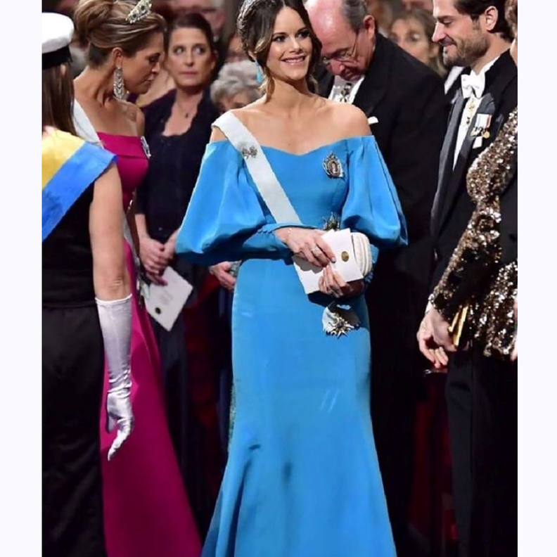  الأميرة مادلين أطلت بفستان باللون الفوشيا من دون أكمام