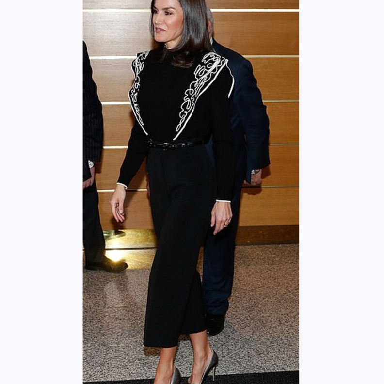 ليتيزيا ملكة إسبانيا بموضة التوب المزخرفة مع الخطوط الهندسية