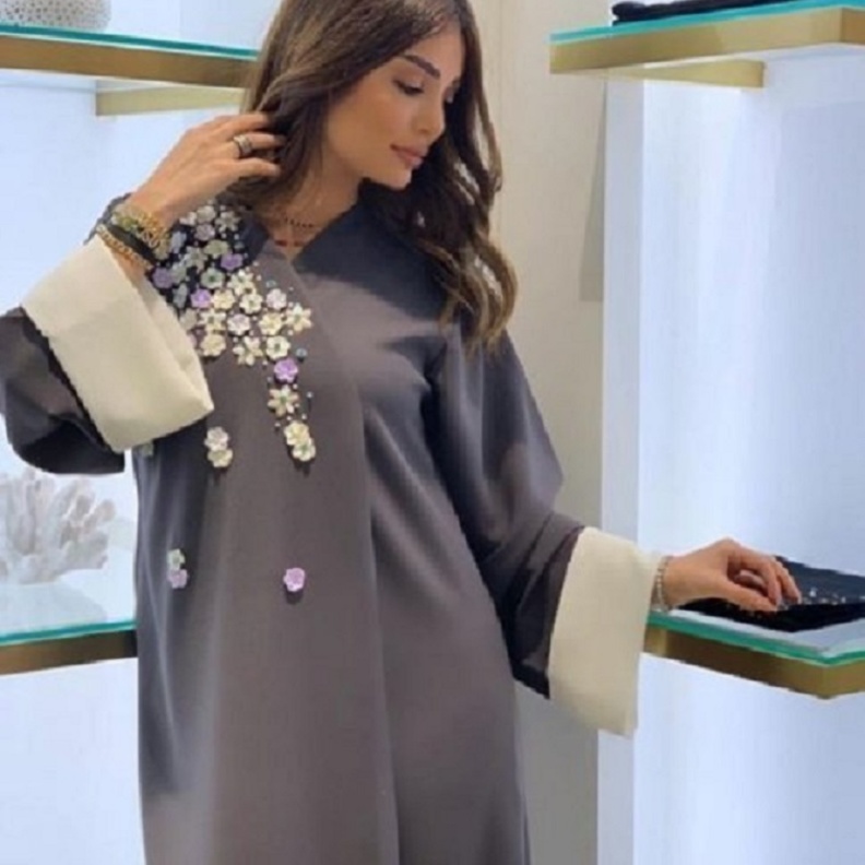 عباءة من sara boustani
