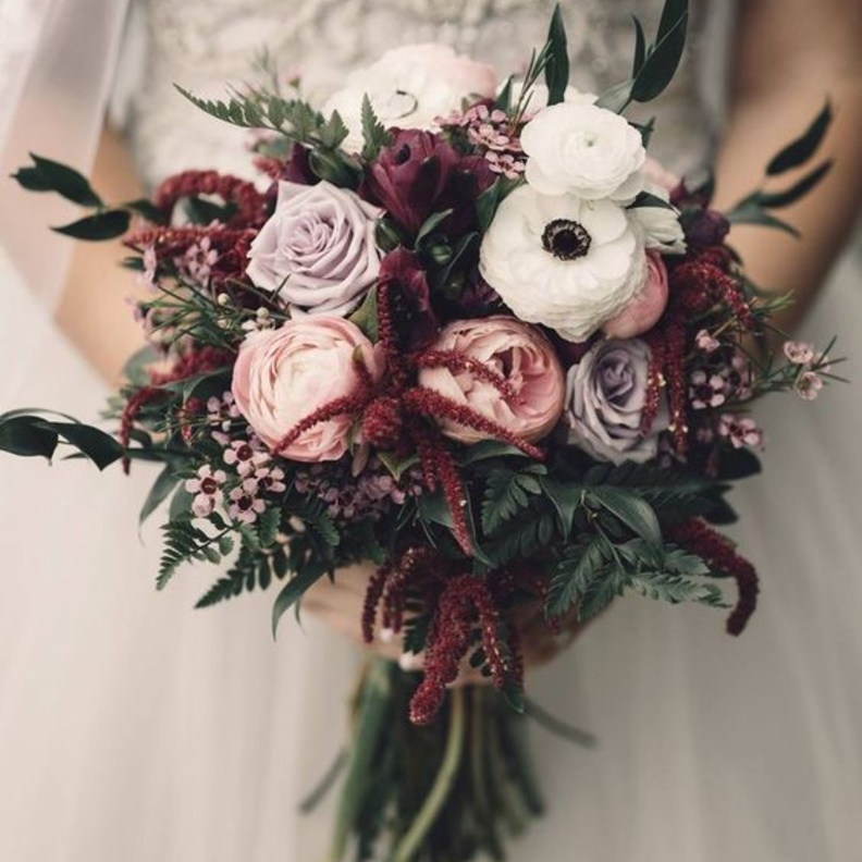 اجمل الالوان الشتوية لمسكات الورود للعروس