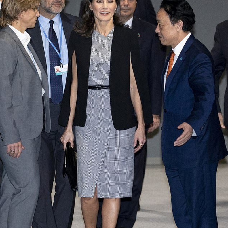  إستوحي من إطلالات الملكة ليتيزيا بالكاب البلايرز