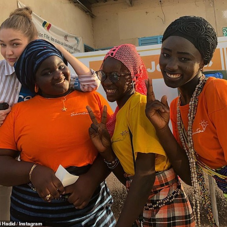 جيجي حديد وسط فتيات أفريقيا 