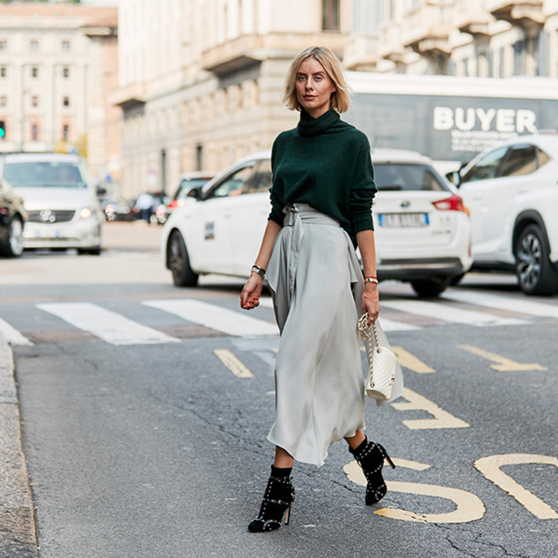 اطلالات شبابية يومية في البلايز الياقة العالية