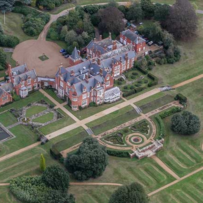 إيرل وكونتيسة وسكس يستضيفان احتفالية مبكرة بمناسبة نهاية العام