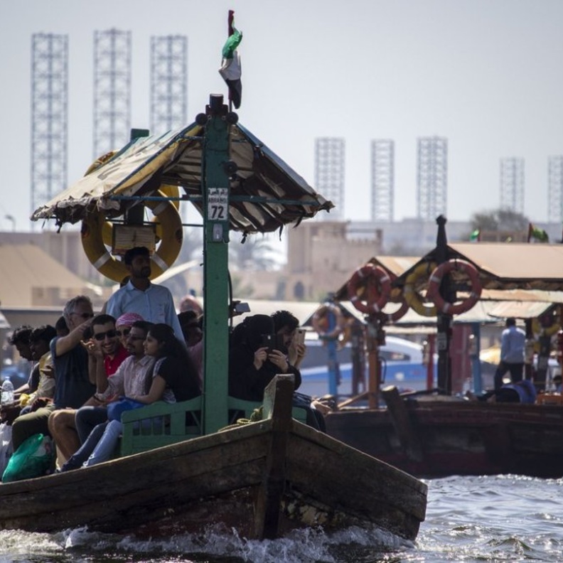 ابحث عن المطاعم المحلية الاقتصادية عند تناول الطعام في الخارج