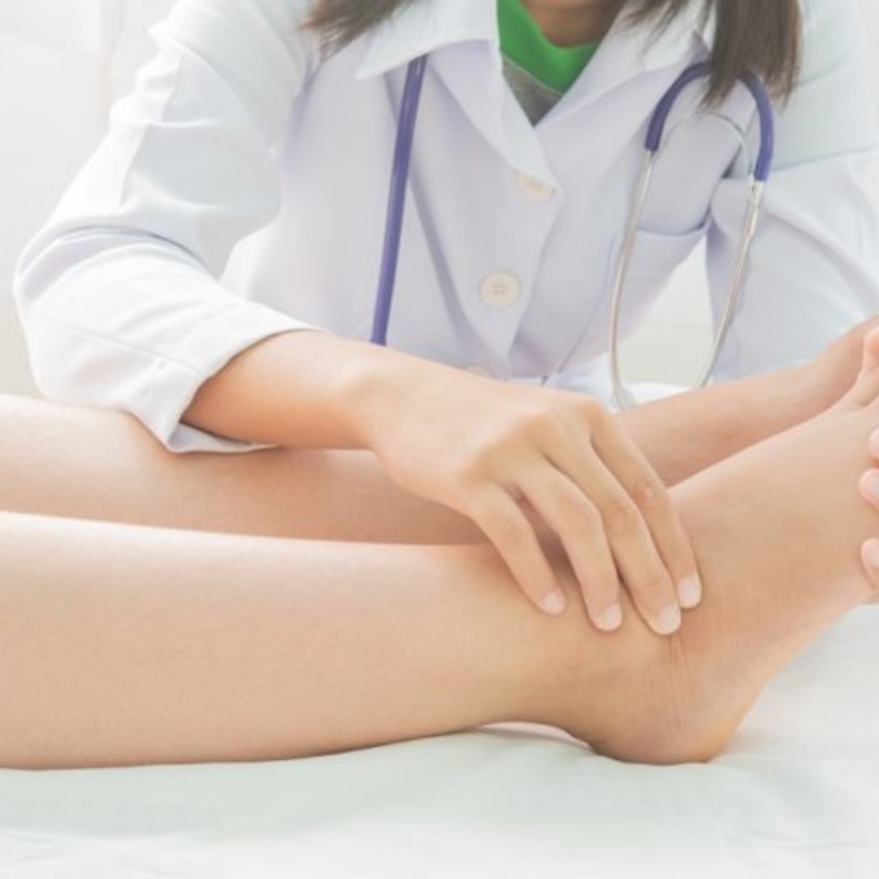 اسباب تورم القدمين في الحمل وطرق علاجها