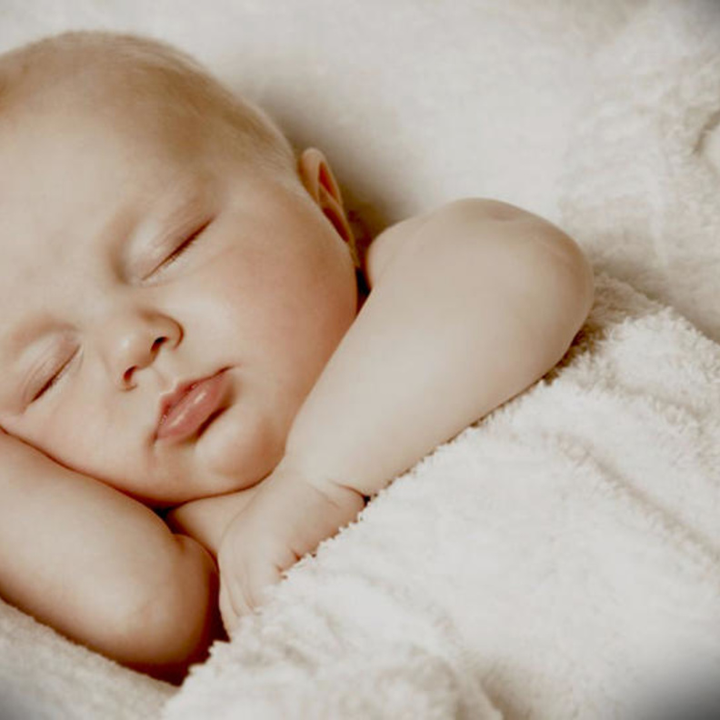 طريقة تعويد الرضيع على النوم بمفرده 