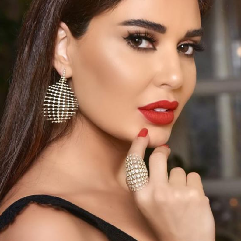 بلقيس تختار درجات الروج الاحمر المخملي والمات