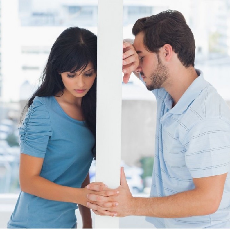  صالحيه بطريقة رومانسية كأن تقدمي الورود له