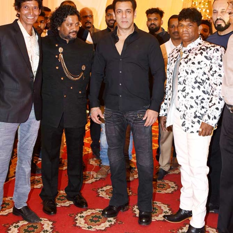 سلمان خان يشارك في زفاف ابن خبير المكياج الخاص به