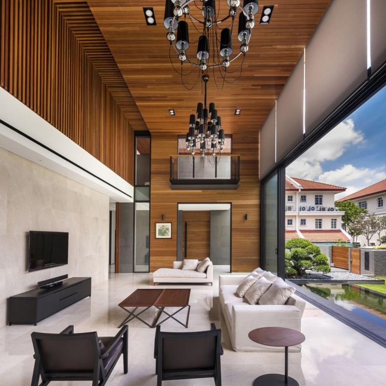 السقف الخشبي يضيف لمسة دافئة على ديكور المنزل العصري