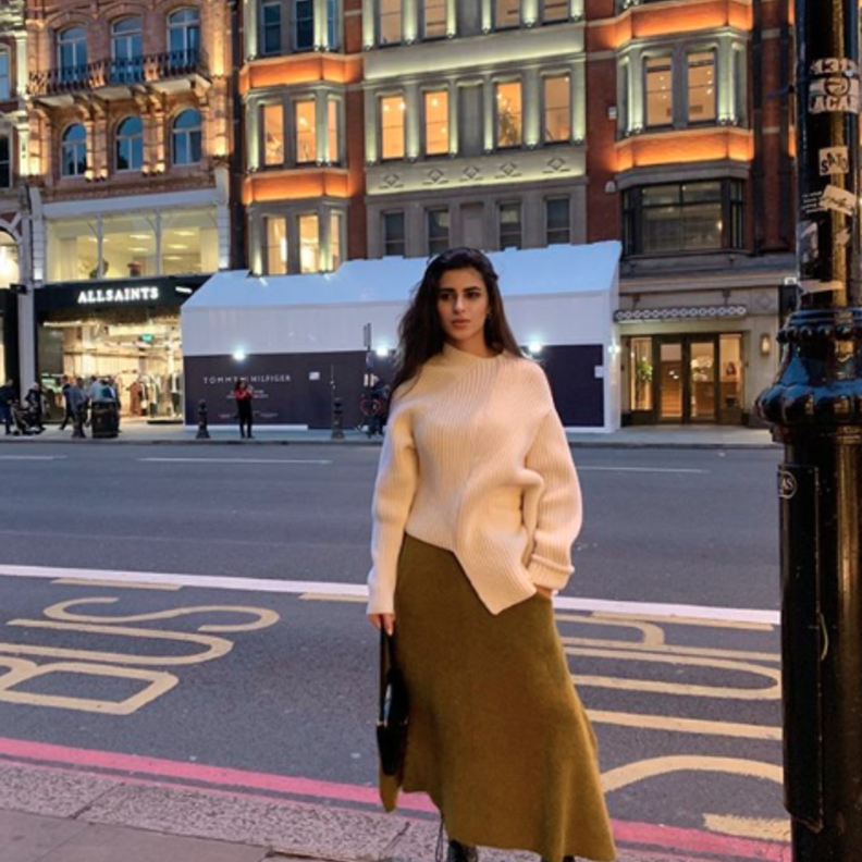 ديمة الشيخلي اعتمدت البلوفر الواسع مع تنورة ماكسي