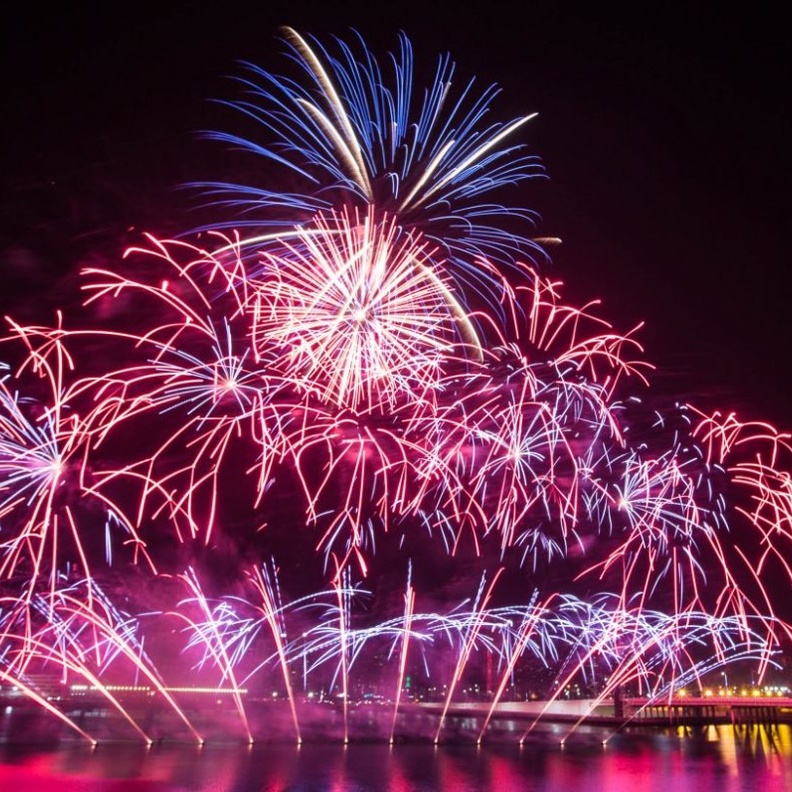 جزيرة المارية تتألق بعروض الألعاب النارية