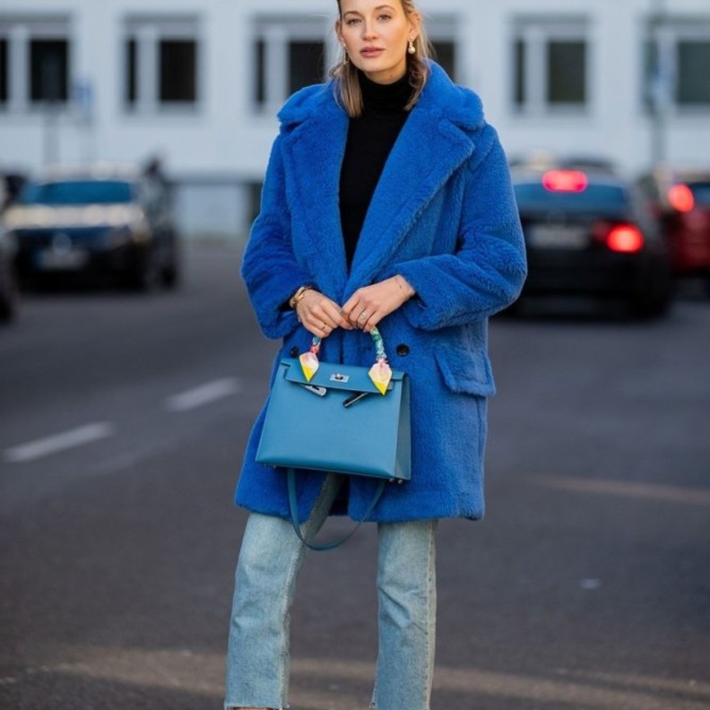  اعتمدي هذا الشتاء المعطف الأزرق لاطلالة عصرية