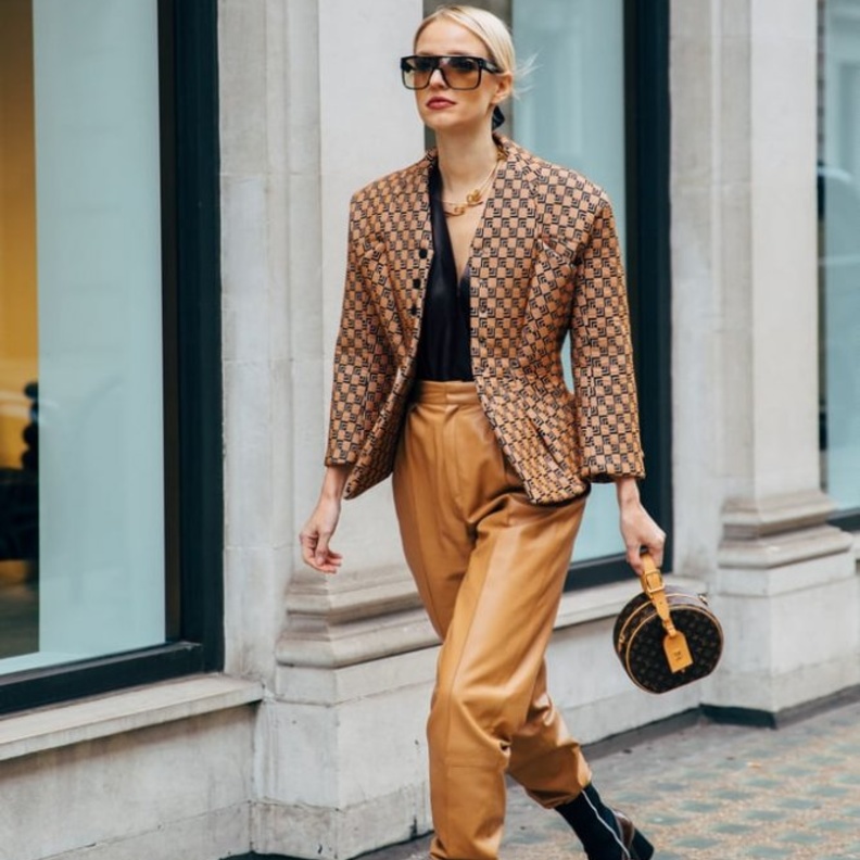  أجمل اطلالات للعام القادم في البنطلون الجلد العسلي