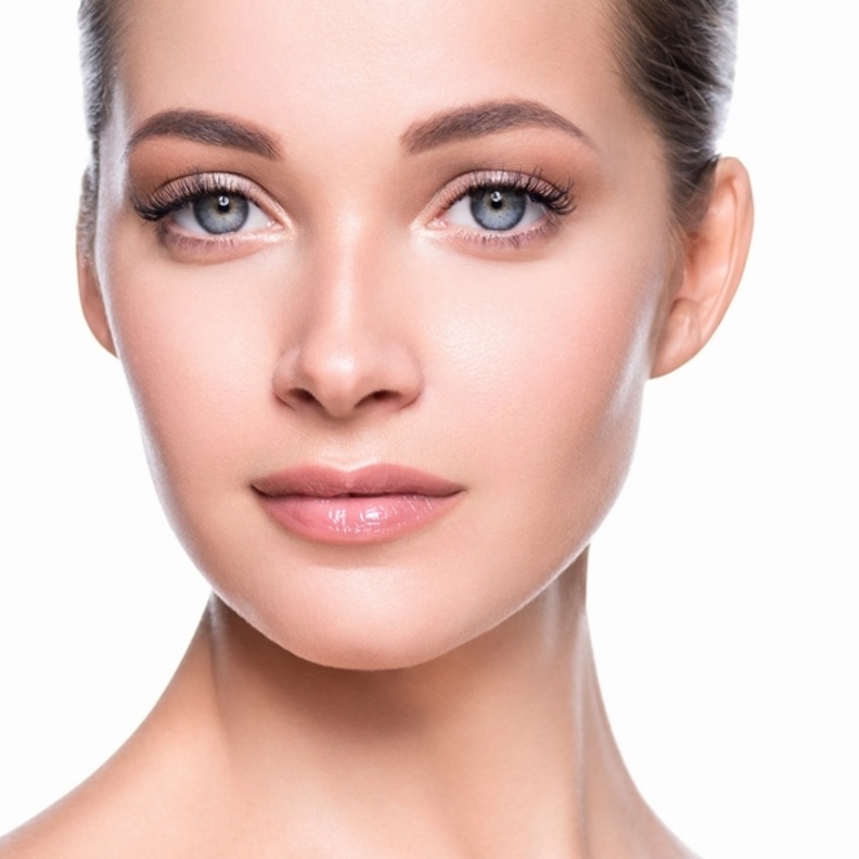 احصلي على ثقة بنفسك بعد إزالة الشعر فوق الشفاه