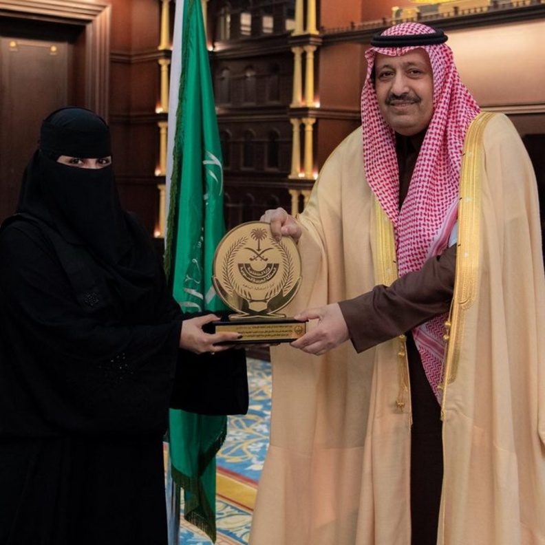 أمير الباحة يستقبل ريم الغامدي في مكتبه