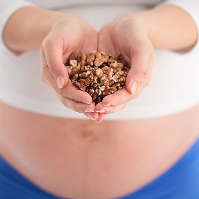 فوائد الجوز للحامل واهم اثاره الجانبية