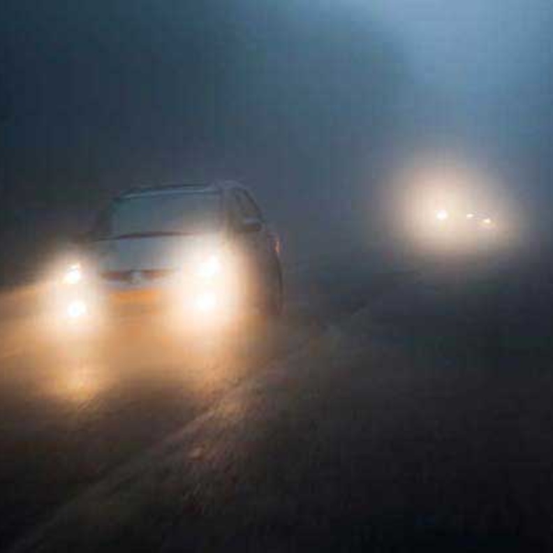 اخفضي سرعة قيادتك للسيارة على الطريق لأن الضباب سيقلل من قدرتك على ملاحظة الطريق