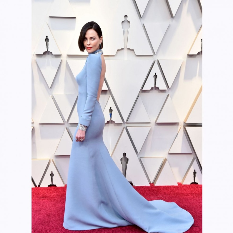 اطلالة أنيقة في التنورة والبليزر اعتمدتها تشارليز ثيرون