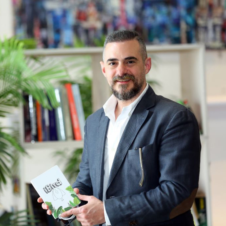 أطلق الفنان التشكيلي سعيد عطاري كتاباً جديداً له بعنوان  iBird