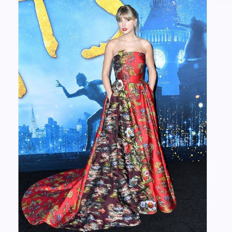 اطلالة ساحرة للنجمة تايلور سويفت في العرض الأولي لفيلم Cats