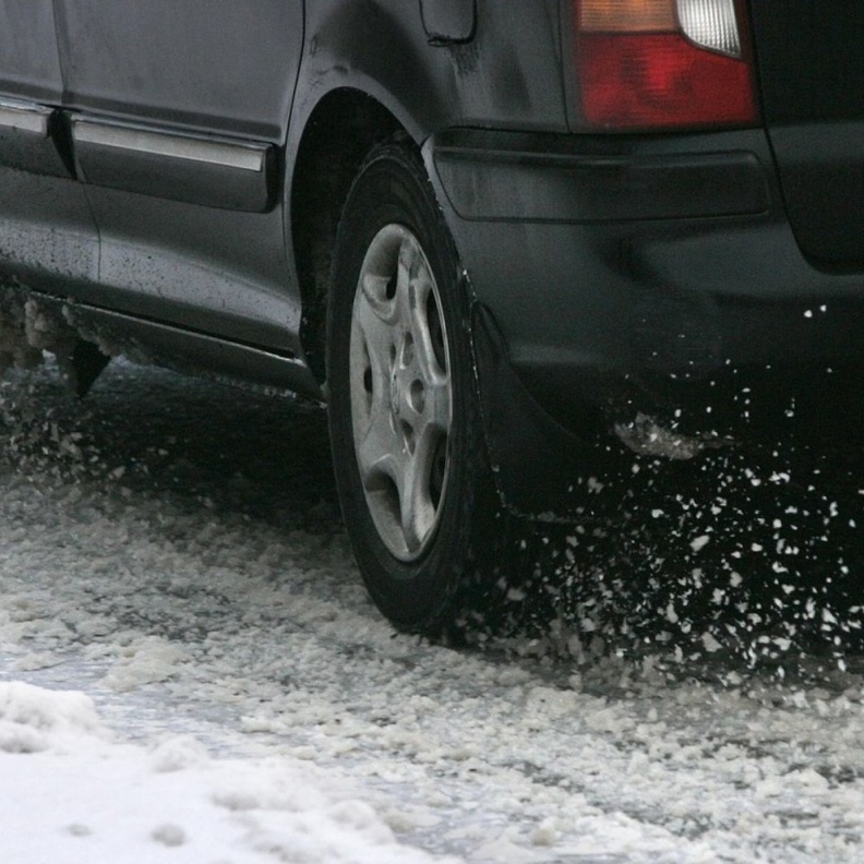  انزلاق عجلات السيارة 