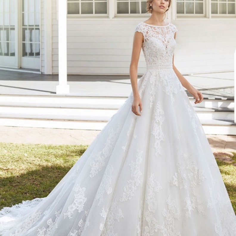 فساتين دانتيل