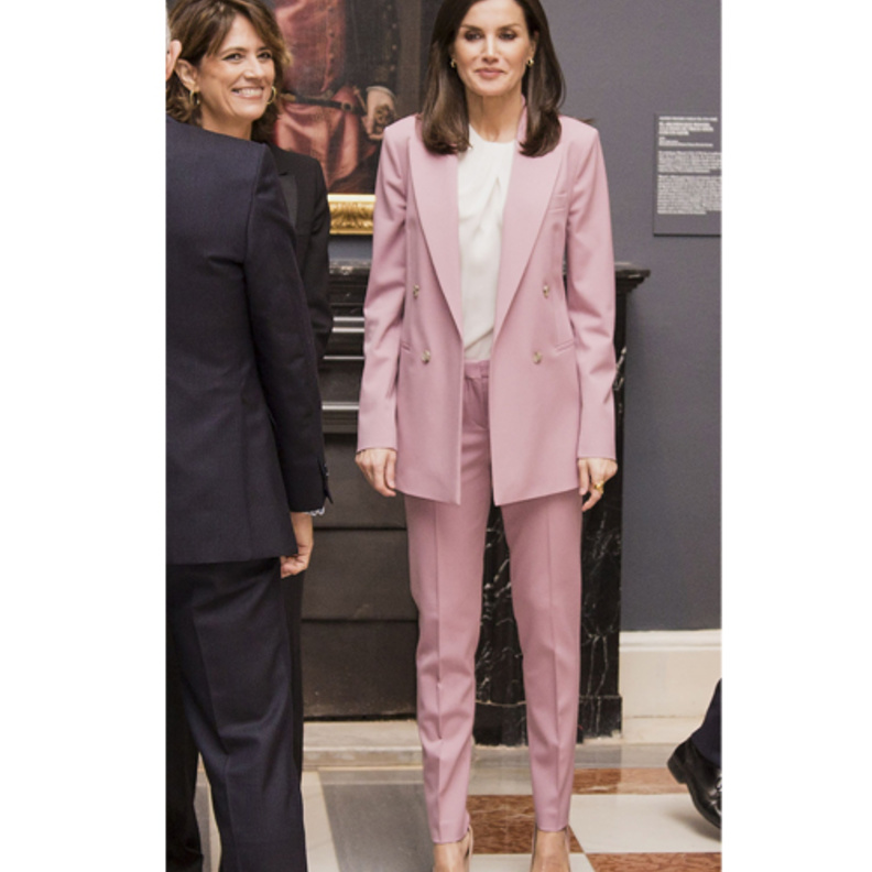 إعتمدت تسريحة الشعر القصير المنسدل مع ماكياج ترابي ناعم