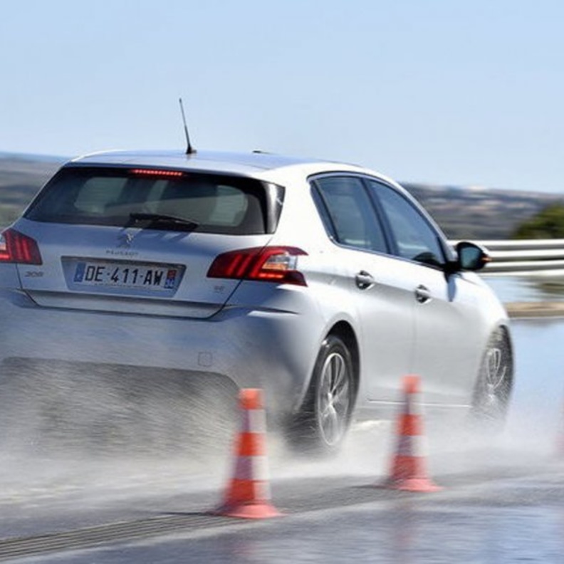تزخر الطرز الحديثة من السيارات بالعديد من أنظمة الأمان المتطورة التي عادة ما يرمز لها باختصارات وحروف
