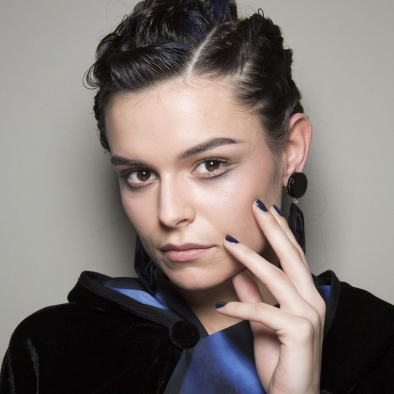 رسمات مناكير داكنة 