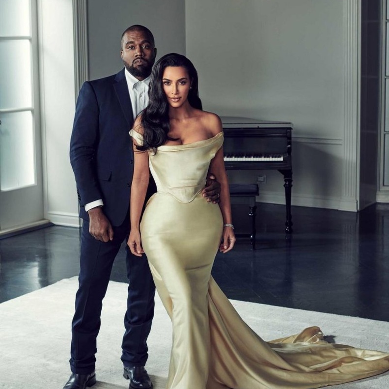  النجمة كيم كرداشيان تتألق بالفستان الذهبي مكشوف الاكتاف برفقة زوجها