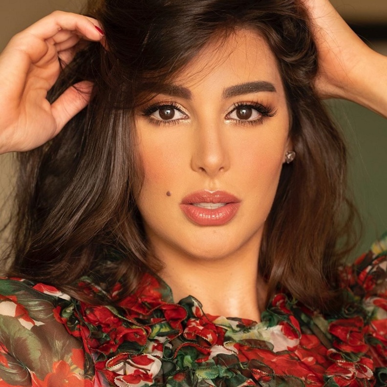  ياسمين صبري بإطلالة مكياج ناعمة