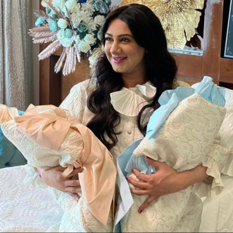 هيفاء حسين مع توأمها