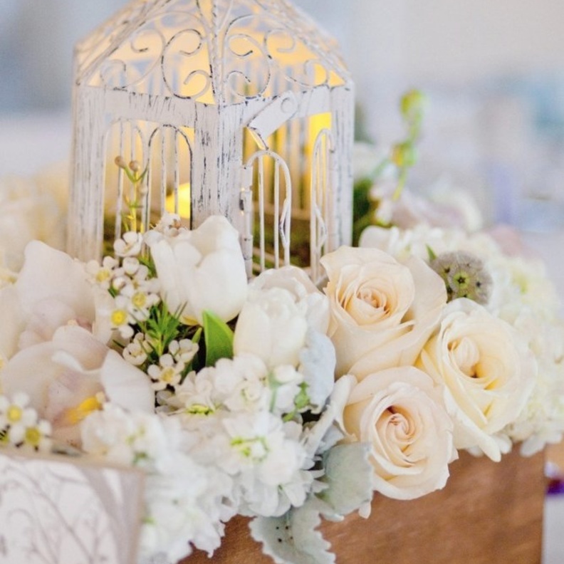 اقفاص الطيور لزينة وسط طاولات الزفاف