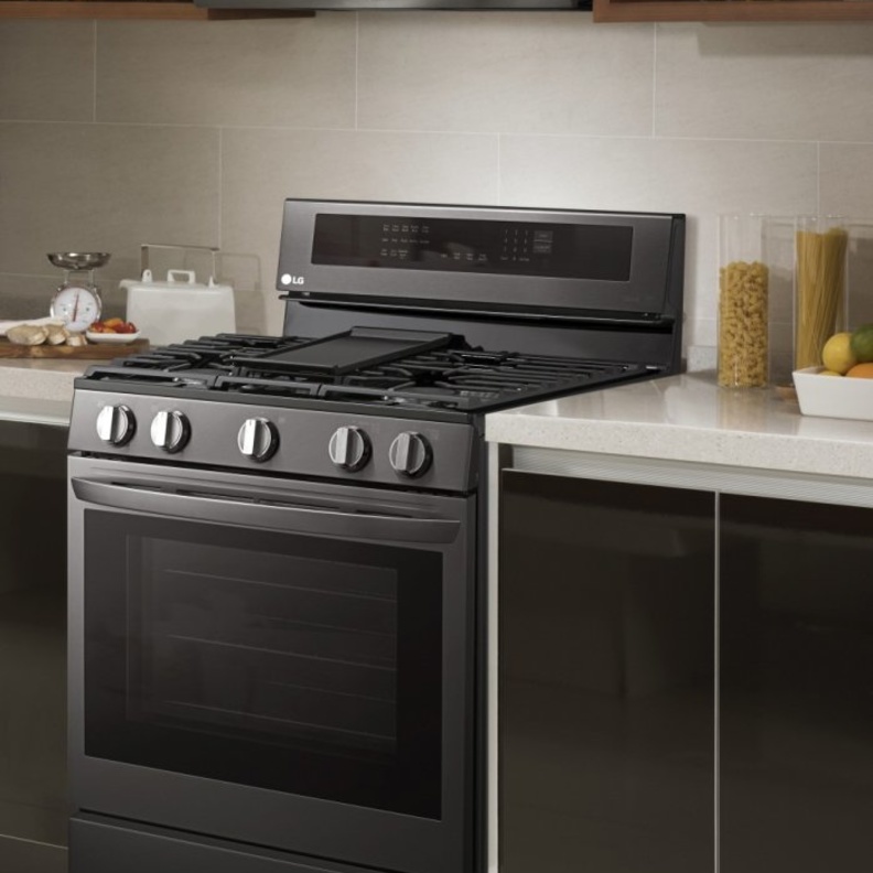 تجربة طهي منزلية مُطوّرة تقنية Air Fry مع ميزة INSTAVIEW للأفران المتصلة من إل جي