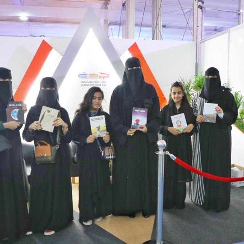 المعلمة شوقية الانصاري تقدم 6 طالبات إلى منصة التوقيع في معرض جدة الدولي للكتاب