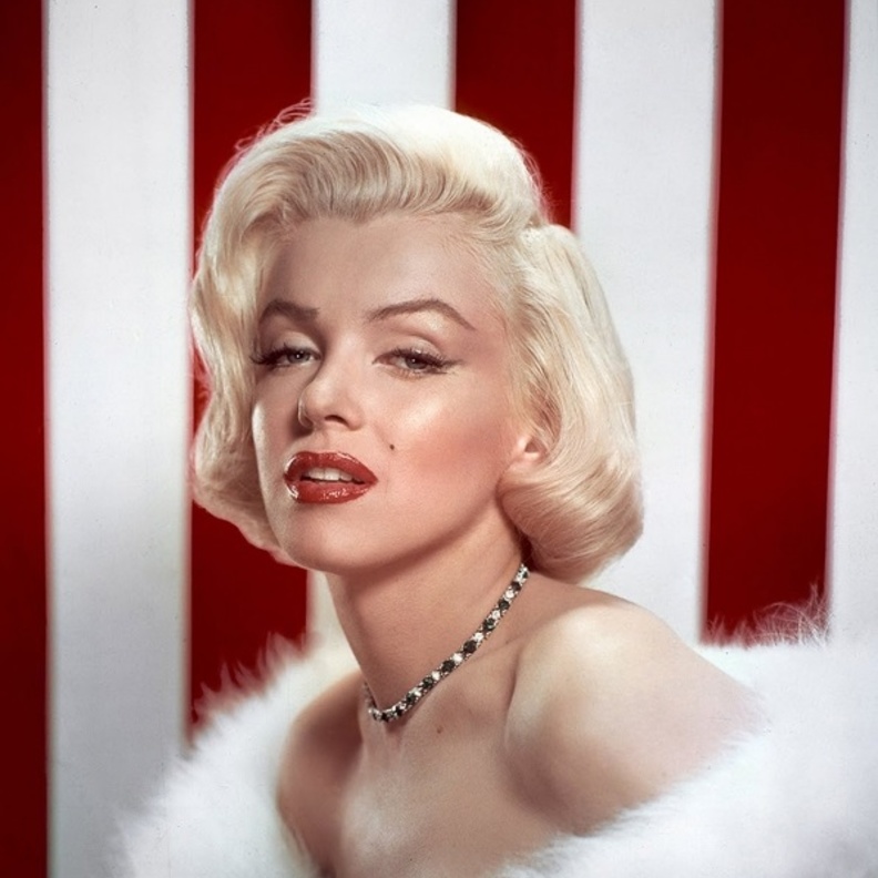 أودري هيبورن Audrey Hepburn بمجوهراتها البارزة