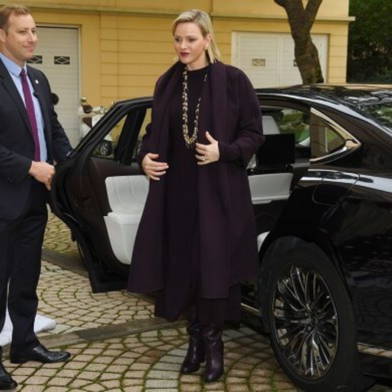 أمير وأميرة موناكو يشاركان في فعالية توزيع هدايا نهاية العام