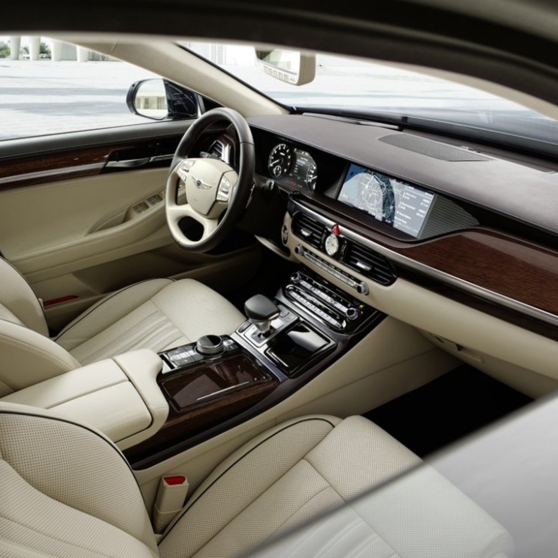 جينيسيس G90 سيارة تطوي معها المسافات بمتعة دون عناء