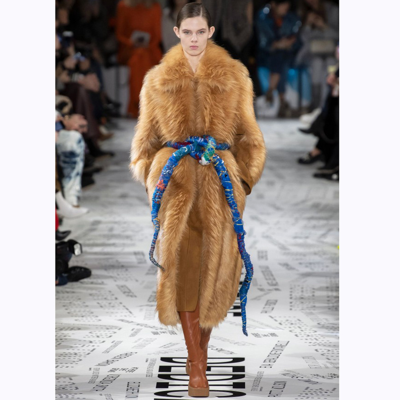 تالقي باطلالة من الفرو في سهرة راس السنة 2020 من Loewe