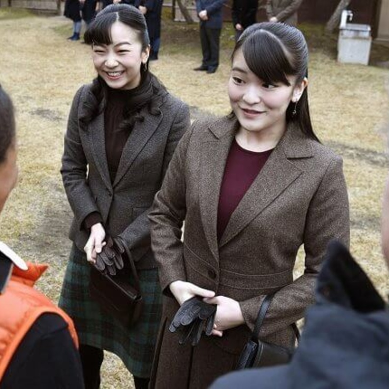 الأميرتان ماكو وكاكو تستضيفان احتفالية شتوية للأجانب في اليابان