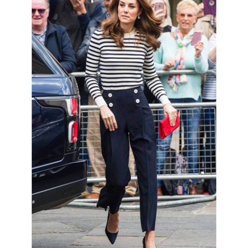  إطلالات ليتيزيا ملكة إسبانيا بموضة البولكا دوتس مع البنطلون الأسود