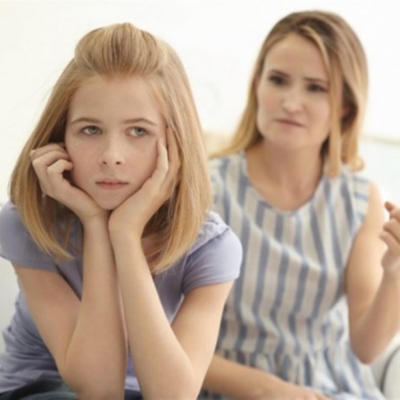 كيف تكسب الأم صداقة ابنتها المراهقة 