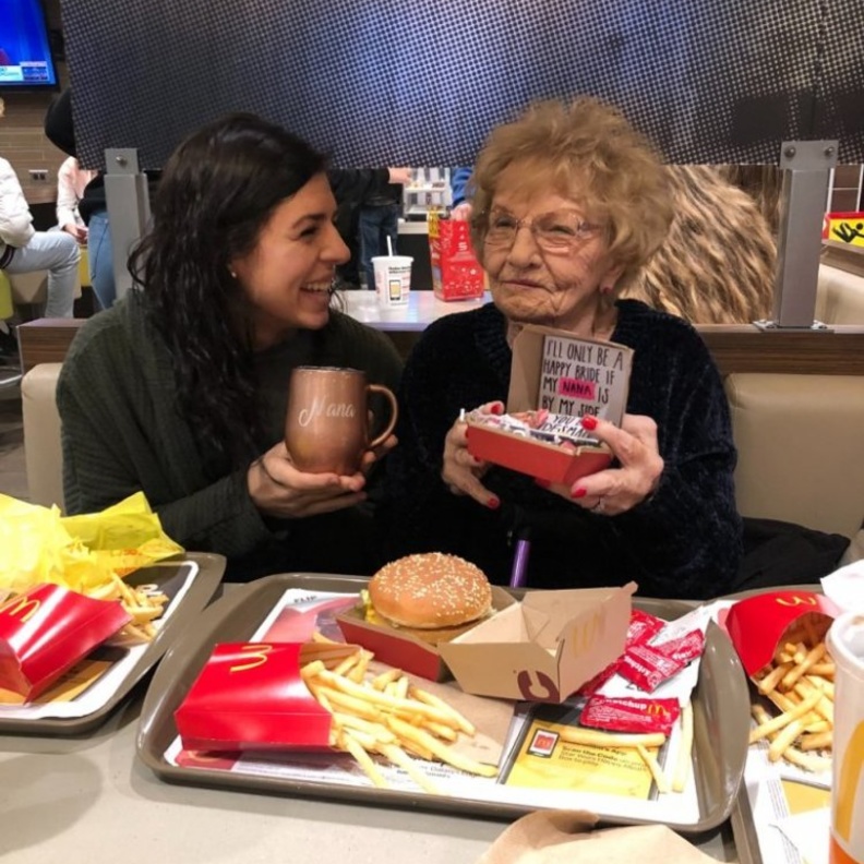 أخذت العروس المستقبلية توري جدتها إلى إحدى كطاعم الوجبات السريعة المفضلة لديها لتطلب منها أن تكون وصيفتها في حفل زفافها