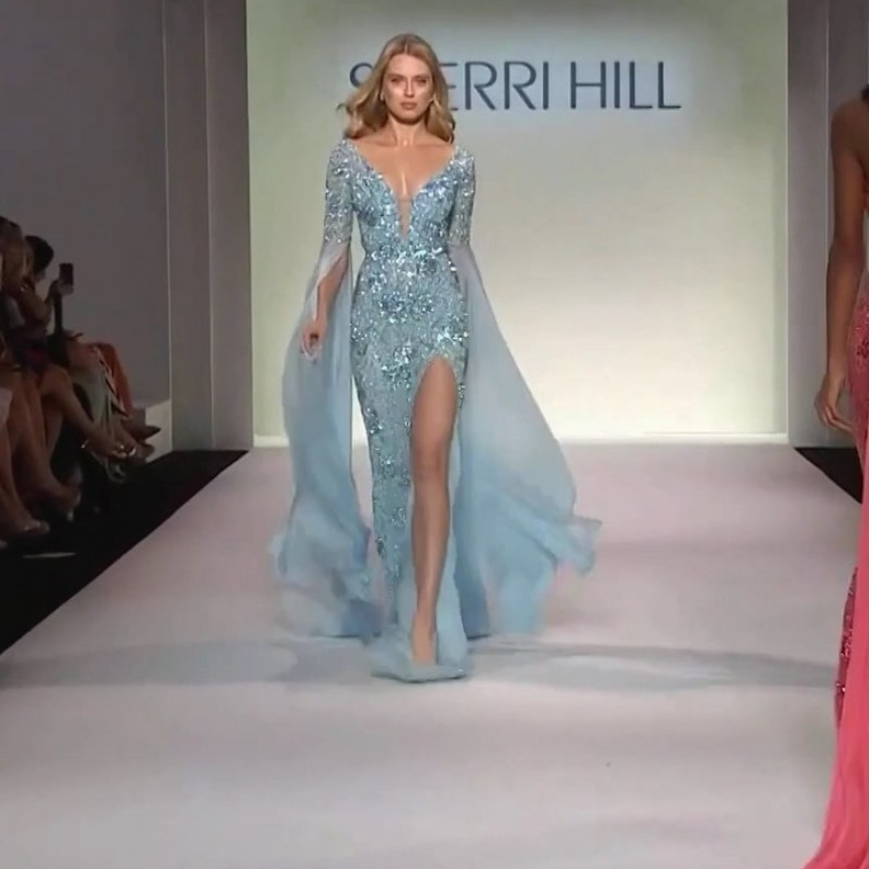 فستان بيبي بلو بفتحة جانبية