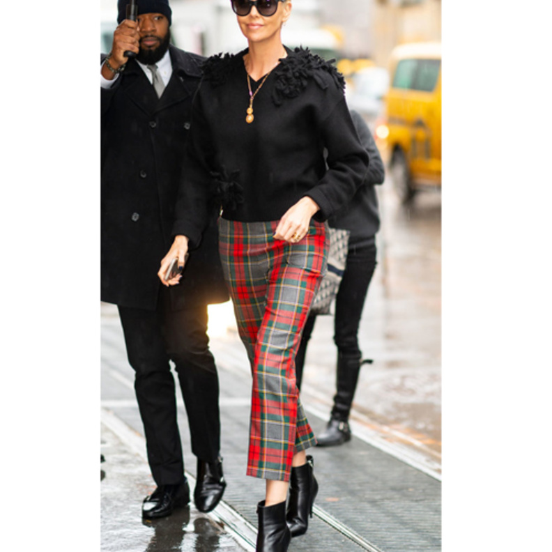  اطلالة راقية للجميلة DAISY RIDLEY بموضة الفستان الاحمر الداكن مع قصة الكتف الواحد والعريض من دار Oscar de la Renta