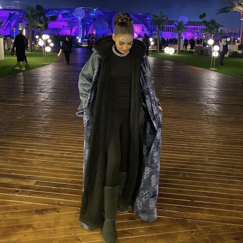 اطلالة ايزابيلي فونتانا شبابية ومريحة