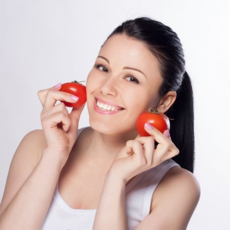 تنهي الطماطم معاناتك مع مسام الوجة الواسعة
