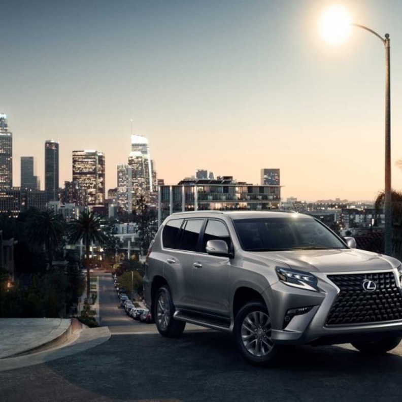 استخدمت Lexus تقنيات القص بالليز على تفاصيل الخشب الطبيعي في أرجاء المقصورة